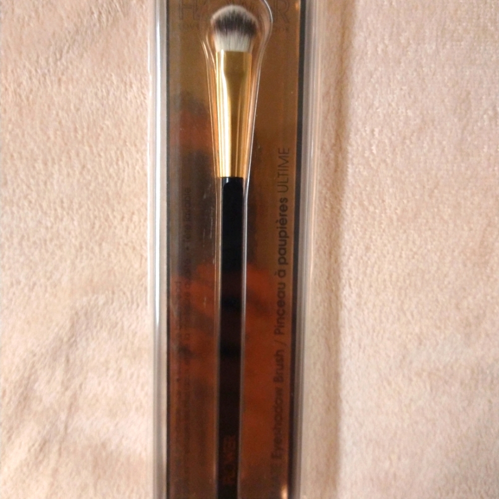 Flower by Drew Barrymore eyeshadow brush